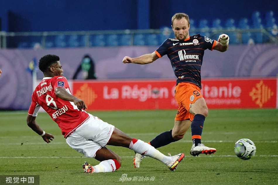 蒙彼利埃前锋瓦希进球后张开双臂奔跑庆祝，背后是失望的摩纳哥门将