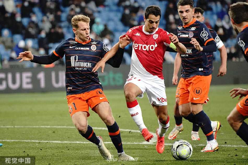 摩纳哥后卫万德森破门后狂奔庆祝，与蜂拥而至的队友紧紧相拥