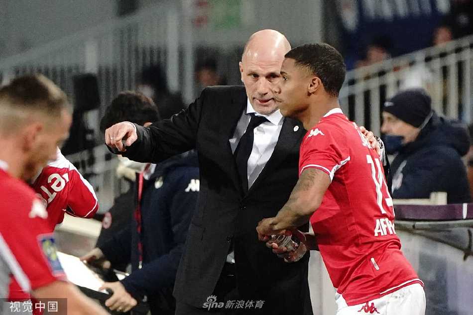 蒙彼利埃绝杀功臣马维迪迪轰出制胜世界波后，激动地滑跪怒吼庆祝