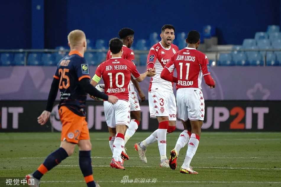 摩纳哥球星本·耶德尔高高跃起，以一记有力的头球攻破对方门将十指关