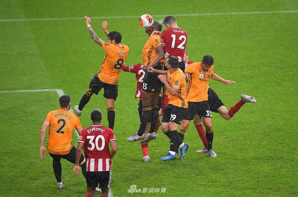 绝杀!刀锋军团雨夜斩落群狼,谢菲联重燃欧战希望 在漫天雨丝中,谢菲联队长比利·夏普高高跃起,用胸膛停下来球,身后的狼队后卫孔纳·科迪紧贴防守,两人的球衣都沾满了泥泞,整个画面充满了英式足球最原始的对抗美感。