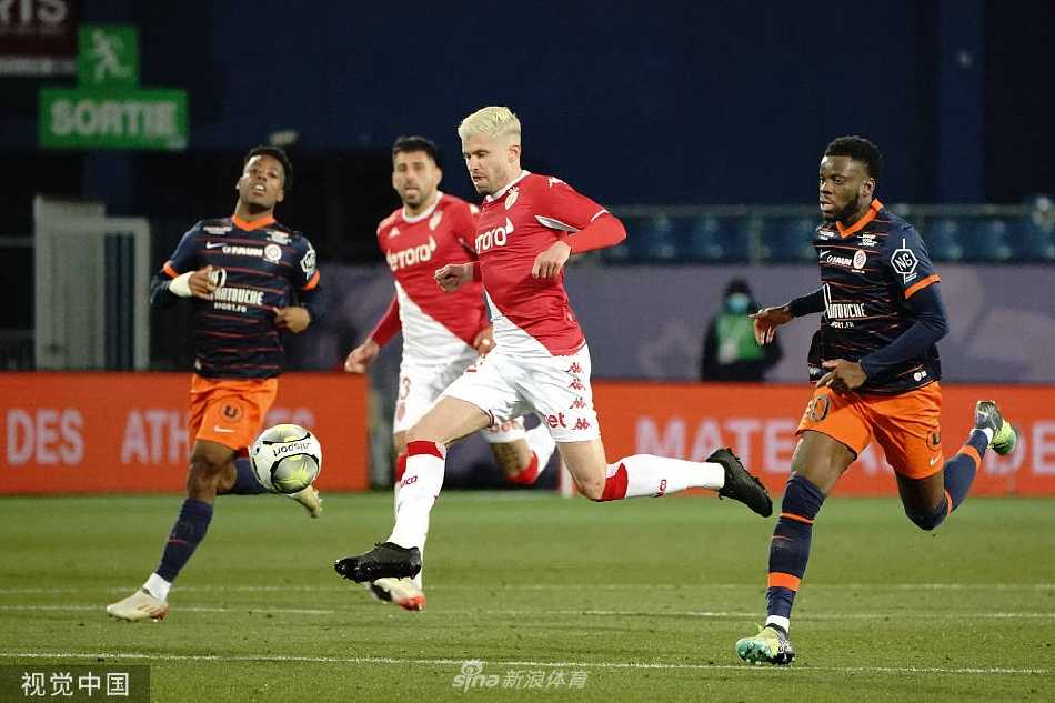 赛后摩纳哥球员神情落寞，无奈地望着欢庆的主队，眼神中充满不甘与失望