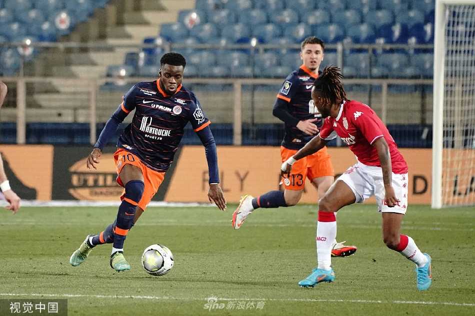 终场哨响，蒙彼利埃全队簇拥着绝杀英雄，在主场球迷山呼海啸中欢庆胜利