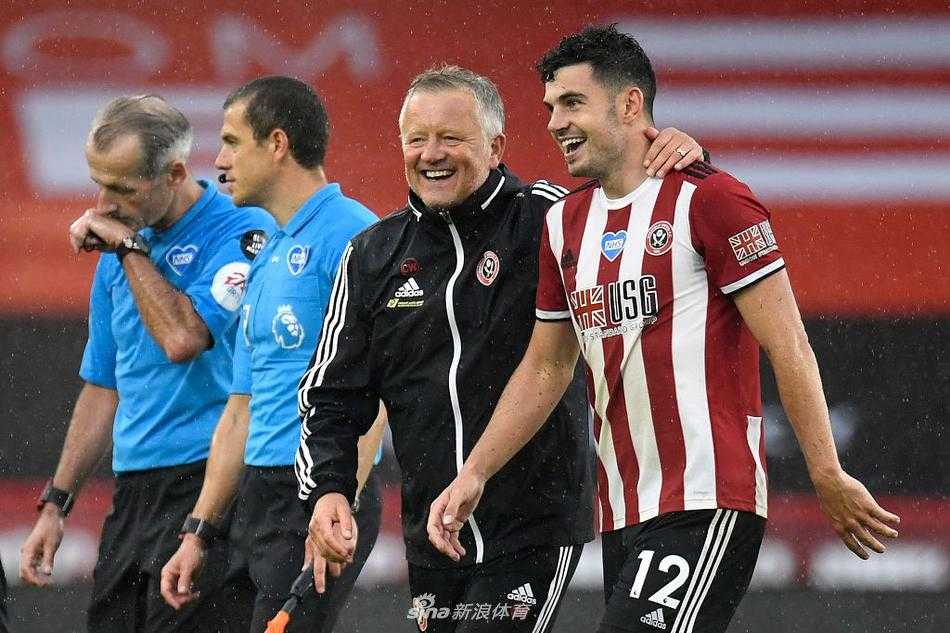 绝杀!刀锋军团雨夜斩落群狼,谢菲联重燃欧战希望 雨夜中的布拉莫尔巷灯光如昼,谢菲联球员们紧紧相拥,庆祝这来之不易的胜利,他们的脸上分不清是雨水还是汗水,狂喜之情溢于言表,而背景中偌大的空旷看台则记录下了这个属于空场时代的独特庆祝瞬间。