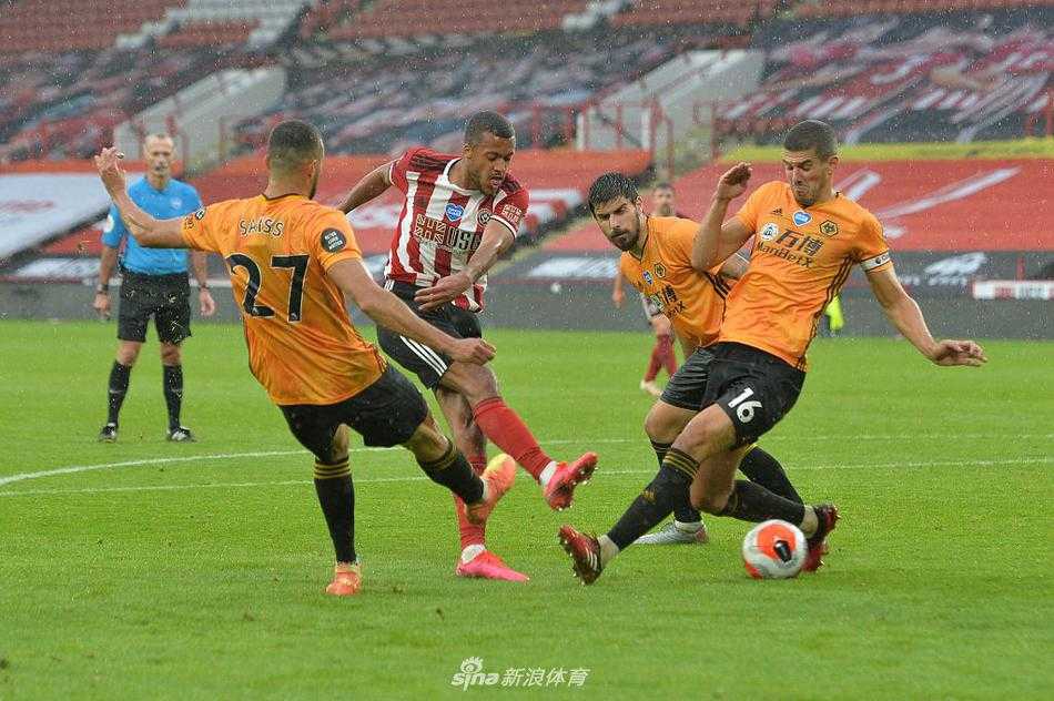 绝杀!刀锋军团雨夜斩落群狼,谢菲联重燃欧战希望 进球功臣约翰·埃根被兴奋的队友们团团围住,他的脸上带着不可思议的笑容,双手紧握拳头,仿佛在宣泄着完成绝杀后的激动,这一瞬间,他是整个谢菲联的骄傲。