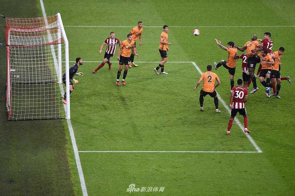 绝杀!刀锋军团雨夜斩落群狼,谢菲联重燃欧战希望 狼队前锋阿达玛·特劳雷展现着他恐怖的爆发力,正试图强行突破谢菲联三人包夹的防线,他的肌肉线条在发力中清晰可见,而防守球员则手脚并用,试图用团队的力量阻挡这辆疾驰的“跑车”前进。