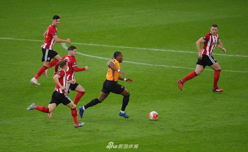 绝杀!刀锋军团雨夜斩落群狼,谢菲联重燃欧战希望 比赛结束后,谢菲联主帅克里斯·怀尔德双手指天,激情怒吼,雨水顺着他坚毅的面庞滑落,身后的教练组成员同样沉浸在胜利的喜悦中,这一幕完美诠释了足球教练在绝杀时刻所迸发的原始激情。