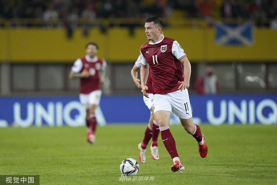 切·亚当斯在禁区内被奥地利后卫辛特雷格拉拽倒地，双手摊开神情无奈，主裁判正在与视频助理裁判沟通确认犯规