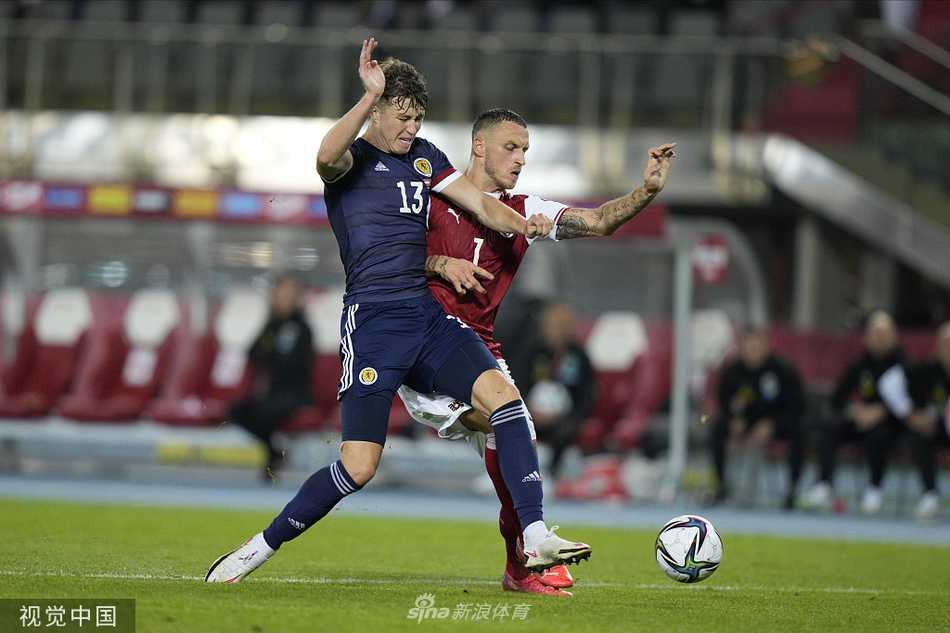 奥地利球星大卫·阿拉巴在边路带球突破，遭到苏格兰队长安迪·罗伯逊的正面拦截，两人激烈拼抢火花四溅
