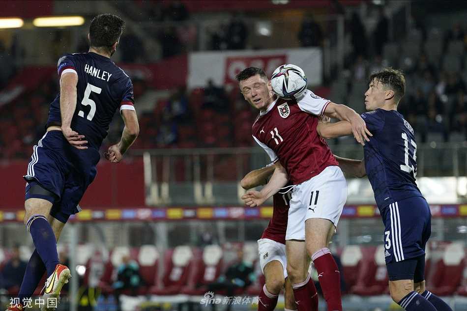 进球后的苏格兰球员们紧紧相拥围成一圈，他们激情庆祝，与看台上远道而来的苏格兰球迷的欢呼声融为一体