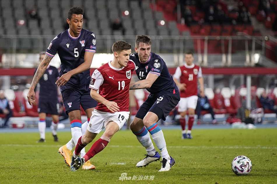 奥地利球员们在进球瞬间激情怒吼，他们紧紧相拥，仿佛要将球网冲破，看台上的主场球迷区瞬间化作欢腾的红色海洋