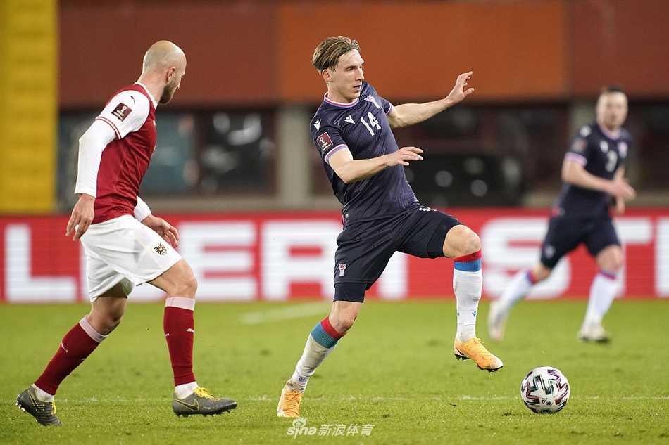 鲍姆加特纳在人群中冷静推射远角，这一刻时间仿佛静止，所有防守球员的封堵都慢了一步，足球划出一道美妙的弧线钻入网窝