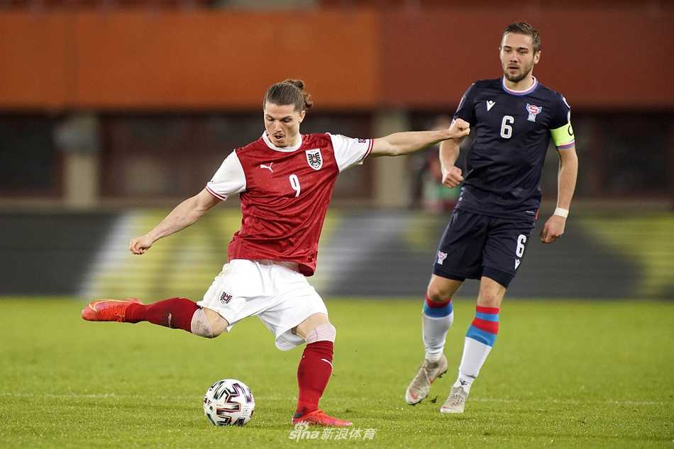 进球后的德拉戈维奇张开双臂狂奔向角旗区，身后的队友们如同潮水般追赶，草皮上的雨水随着他们的步伐飞溅，映衬着逆转比分的狂喜