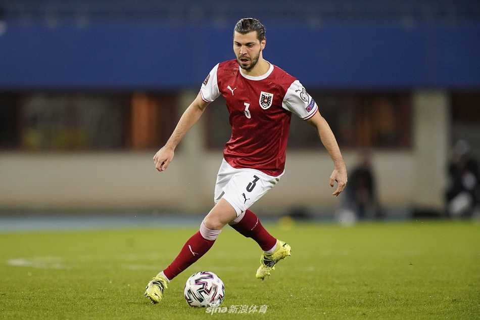 法罗群岛后卫眼神坚毅，在禁区边缘死死拽住奥地利前锋的球衣，激烈的身体对抗让这场实力悬殊的比赛充满了火药味与悬念