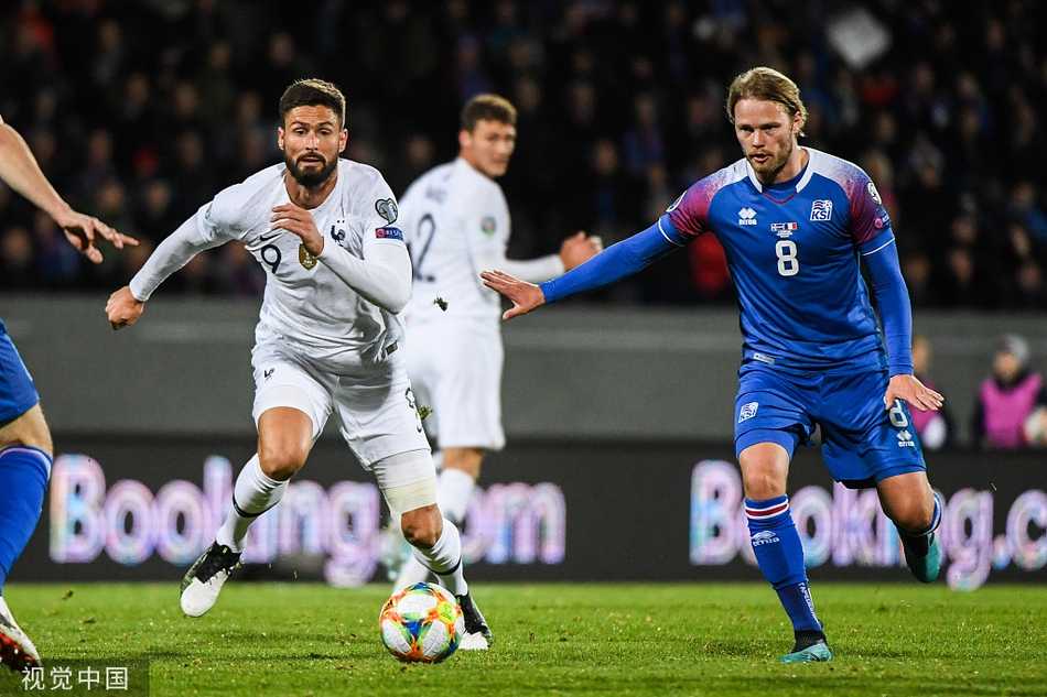 维京战吼难阻高卢雄鸡 冰岛主场零比一憾负法国 破门后的吉鲁振臂高呼,脸上洋溢着霸气与释放,队友纷纷涌来庆祝这来之不易的制胜进球。