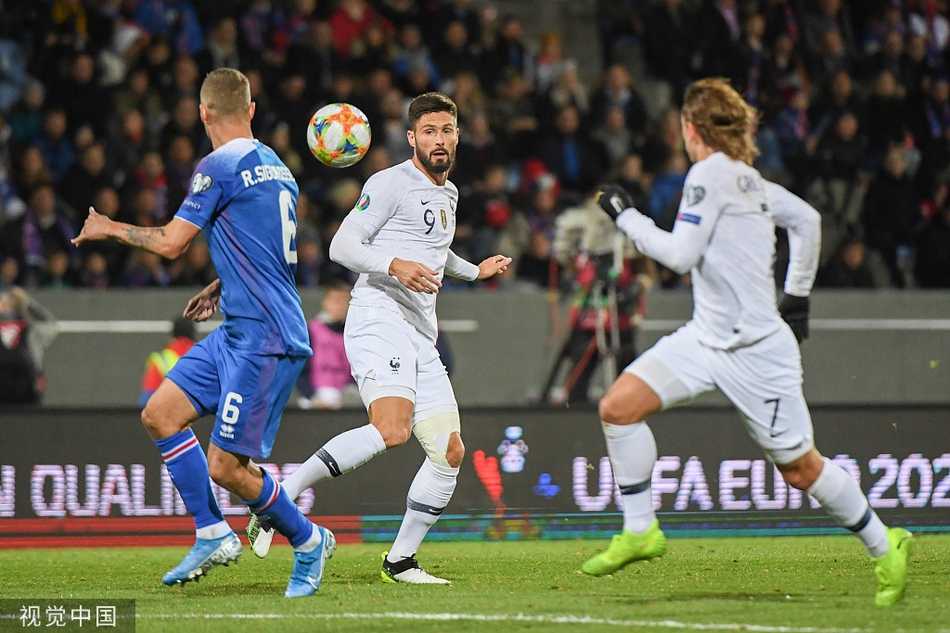维京战吼难阻高卢雄鸡 冰岛主场零比一憾负法国 吉鲁点射破门瞬间,皮球如出膛炮弹直窜网窝,门将哈尔多松虽神勇扑救却仍鞭长莫及。