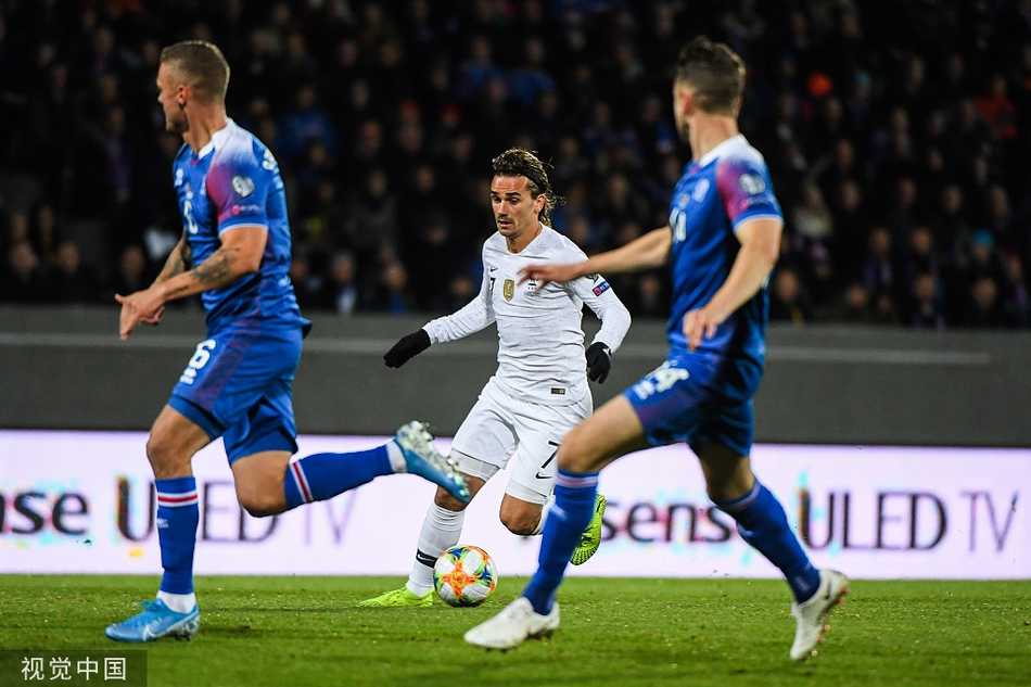 维京战吼难阻高卢雄鸡 冰岛主场零比一憾负法国 格列兹曼在禁区内遭冰岛后卫飞身铲截,身体失去平衡瞬间,眼神中仍充满对胜利的渴望与机敏。