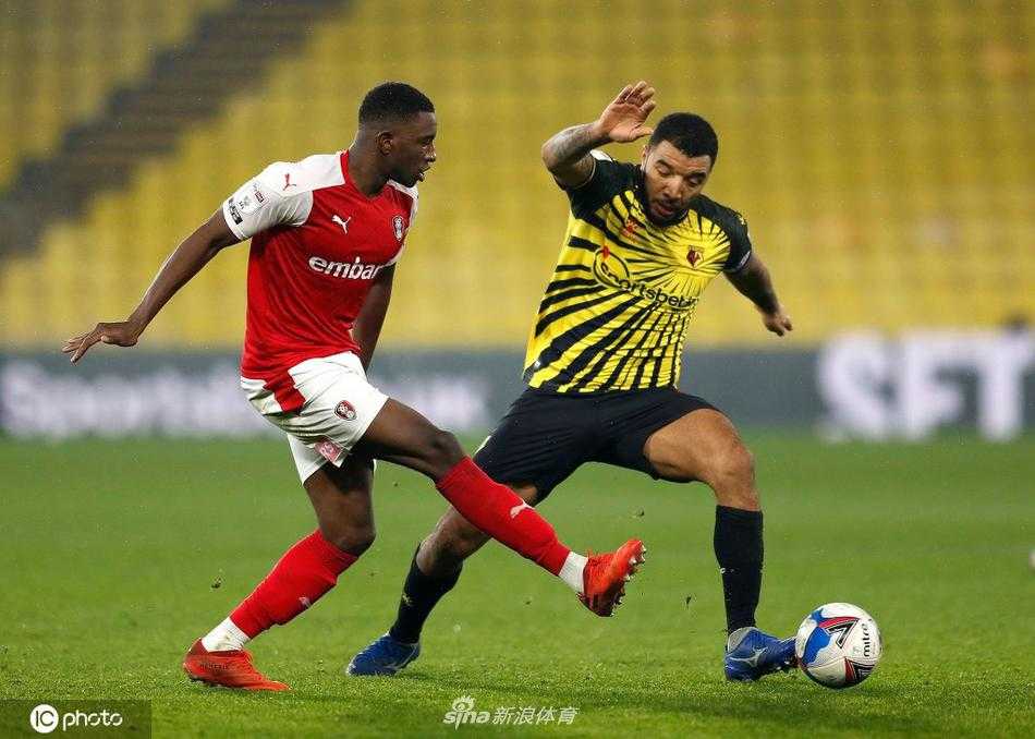 进球功臣克里斯蒂安·卡巴塞尔在混战中伸出一脚垫射破门，足球应声入网，他身后的防守球员面露绝望。