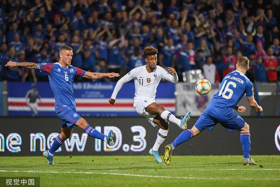 维京战吼难阻高卢雄鸡 冰岛主场零比一憾负法国 终场哨响,冰岛球员难掩失落,而法国战士则在维京战吼的背景音中相拥庆祝这来之不易的客场胜利。