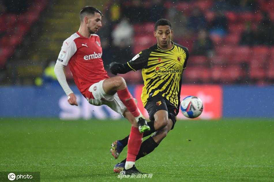 沃特福德球员们在场中央围成一圈，互相鼓劲打气，眼神中充满了对胜利的渴望与坚定。