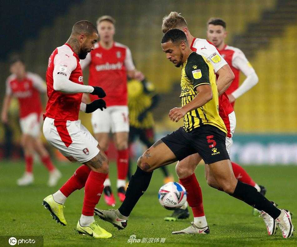 沃特福德队长迪尼在近距离抢点破门后，激情滑跪庆祝，身后的看台上是沸腾的球迷海洋。