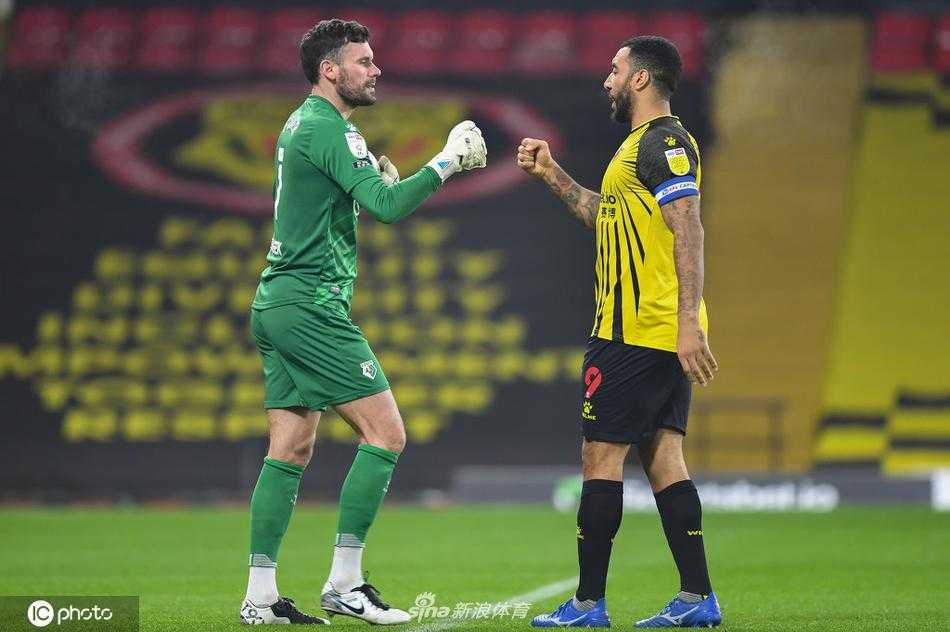 罗瑟勒姆门将贾马尔·布莱克曼飞身扑救，尽管指尖触到了皮球，但仍无法阻止沃特福德的射门。