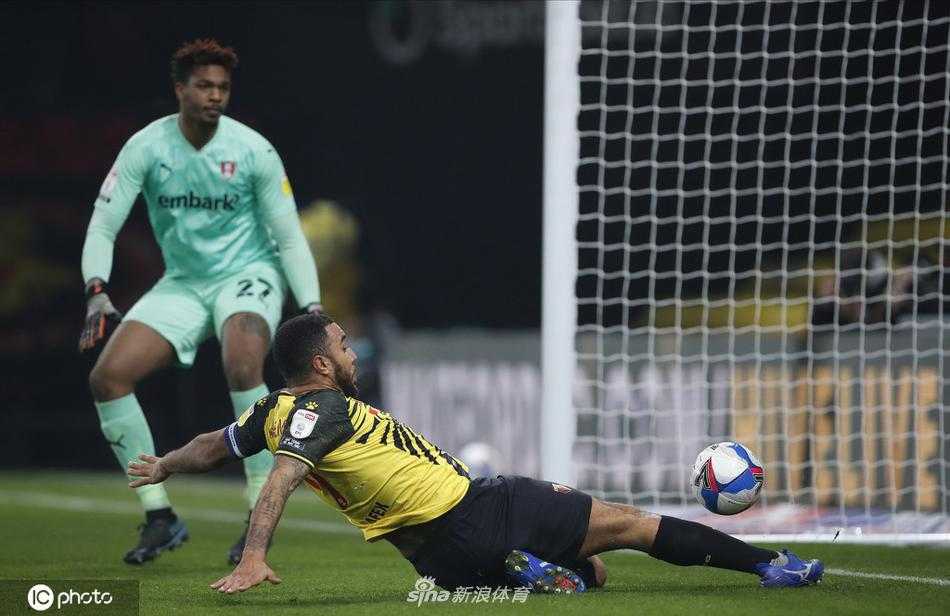 本场最佳球员迪尼在拼抢中高高跃起争顶头球，展现了其作为球队领袖的强硬姿态和空中优势。