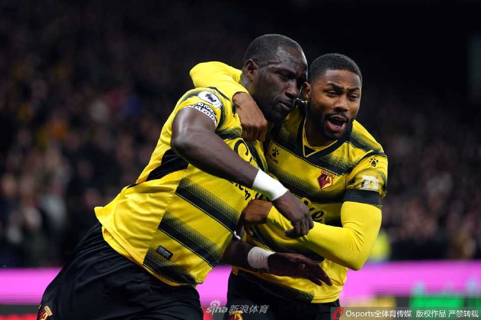 沃特福德主帅罗伊·霍奇森在场边面色凝重，目睹老东家水晶宫攻破自家球门