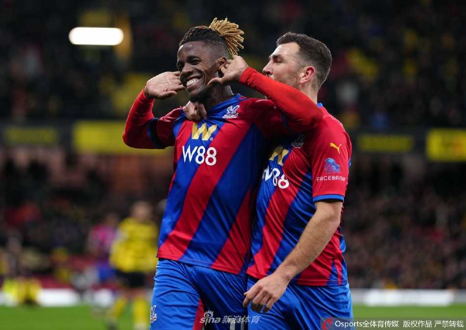 沃特福德球员穆萨·西索科高高跃起头球破门瞬间，水晶宫门将杰克·巴特兰德鞭长莫及