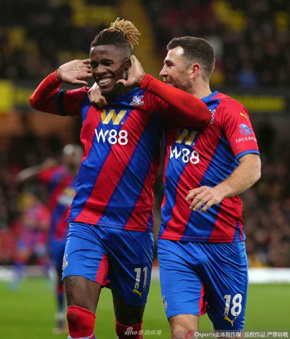 水晶宫前锋让-菲利普·马特塔攻入首球后张开双臂，在维卡拉格路球场肆意庆祝，身后是失望的沃特福德后卫