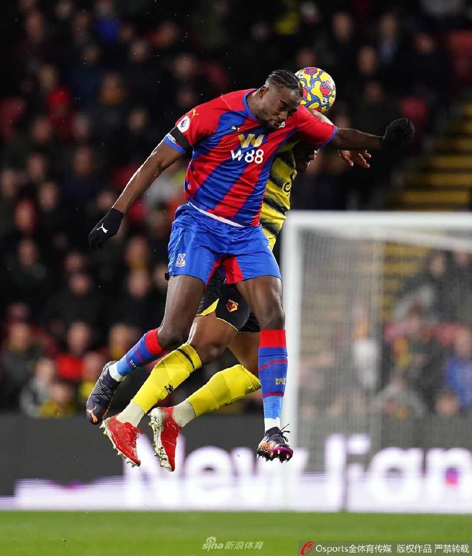 水晶宫球员康纳·加拉格尔打入世界波后与队友激情相拥庆祝