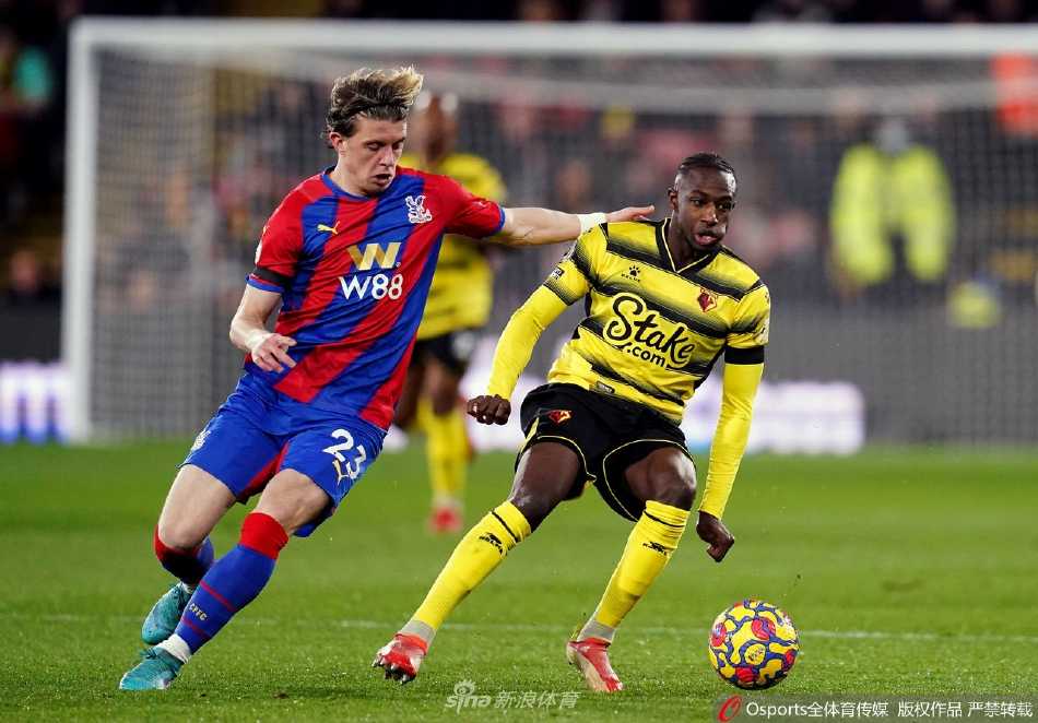 比赛终场哨响，水晶宫众将笑容满面相互致意，沃特福德球员则神情落寞