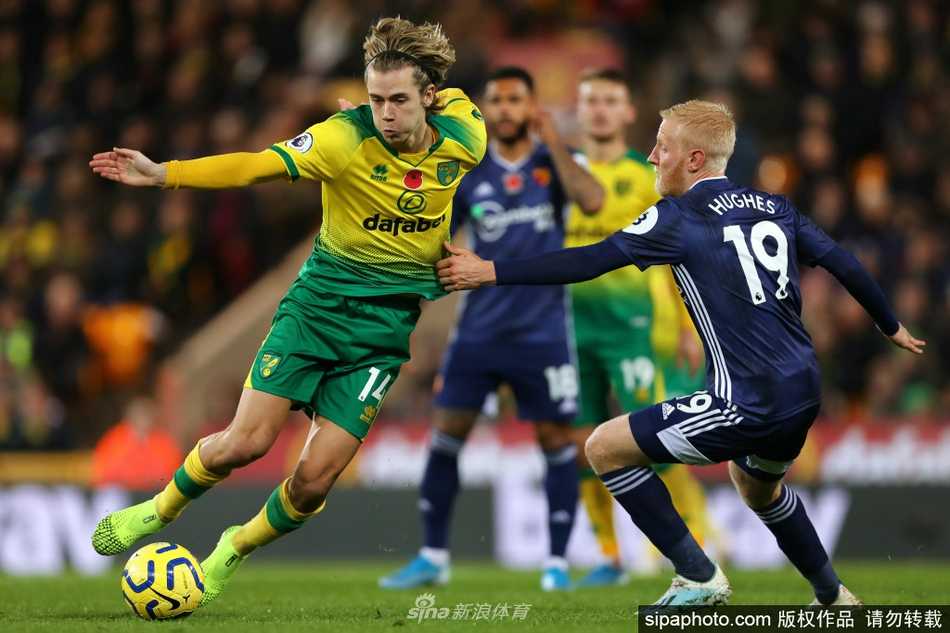 在正式亮相的发布会上，威尔·休斯微笑着展示他的水晶宫19号球衣，背后是俱乐部徽章，预示着新篇章的开启。