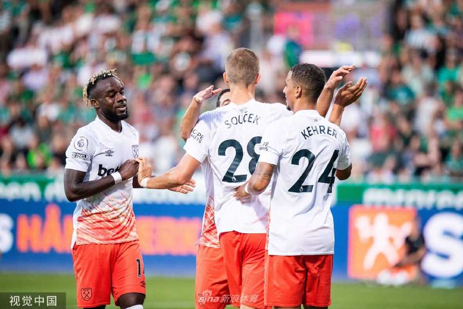 维堡球场灯光璀璨，双方球员在开场前列队致意，欧足联旗帜与比赛用球静候中央，大战一触即发。