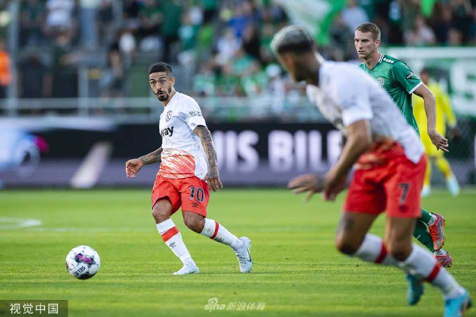 西汉姆联球员本拉赫马破门后自信地指向远方，脸上洋溢着灿烂笑容，周围双方球员的反应构成了生动的赛场背景。