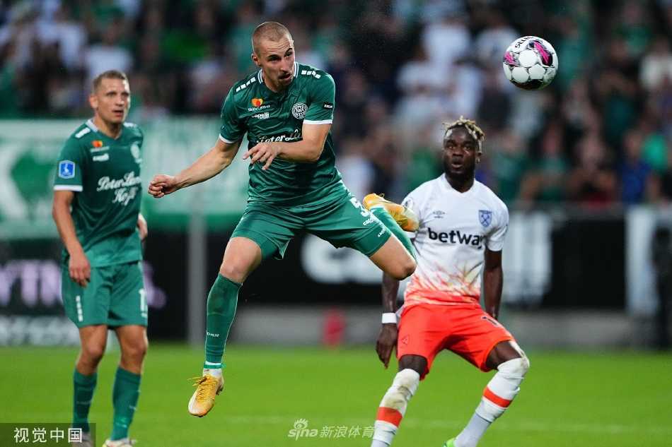 西汉姆联球员绍切克在进球后紧握双拳仰天怒吼释放激情，坚实的背影展现出不屈的斗志。