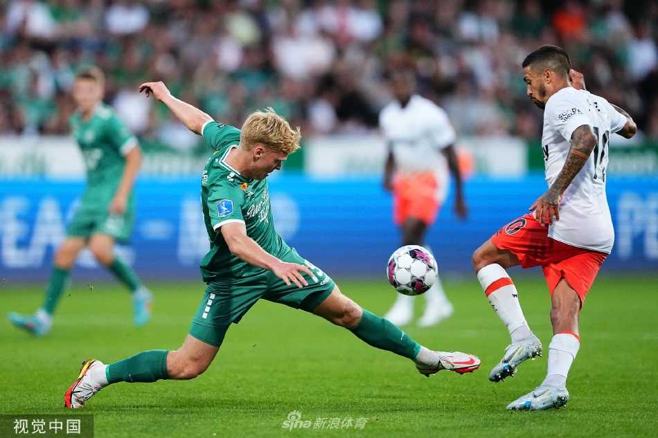 身穿深色球衣的西汉姆联球员在防守中高高跃起，奋力头球解围，展现出出色的制空能力与防守决心。