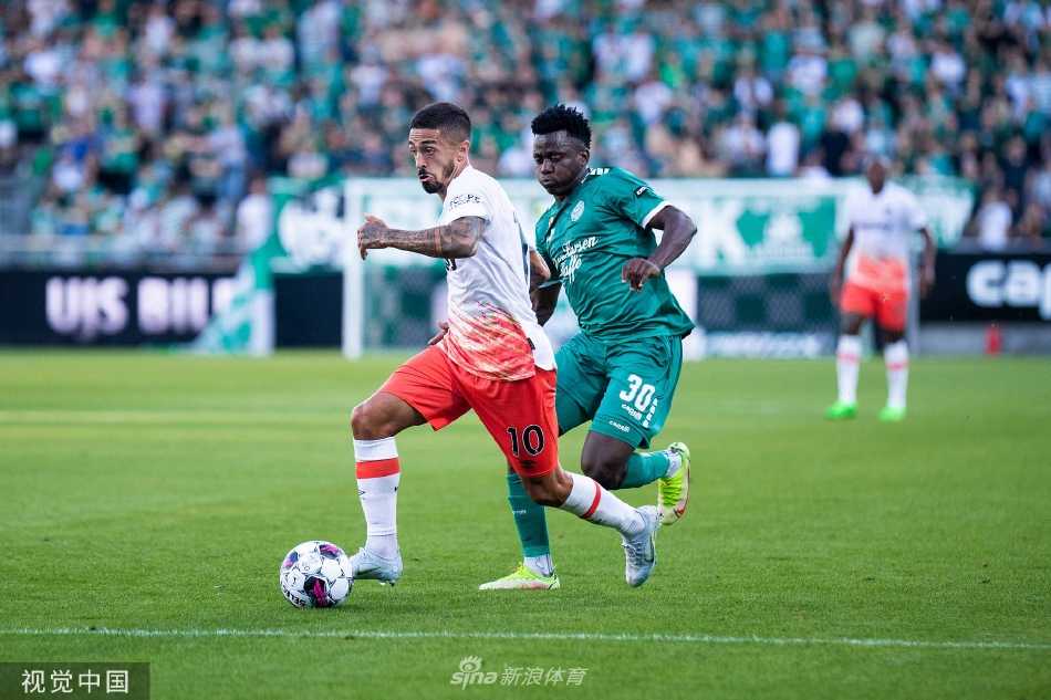 比赛激烈进行中，一名球员在边线附近飞身封堵对手的传中球，拼抢瞬间动感十足，尘土微扬。