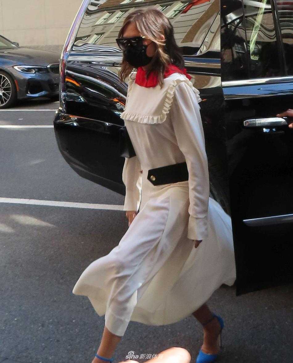 维多利亚·贝克汉姆漫步于纽约街头，一袭飘逸的白色长裙在阳光下泛着柔光，她戴着墨镜，神情淡然，仿佛将都市的喧嚣都隔绝在了自己的时尚气场之外。