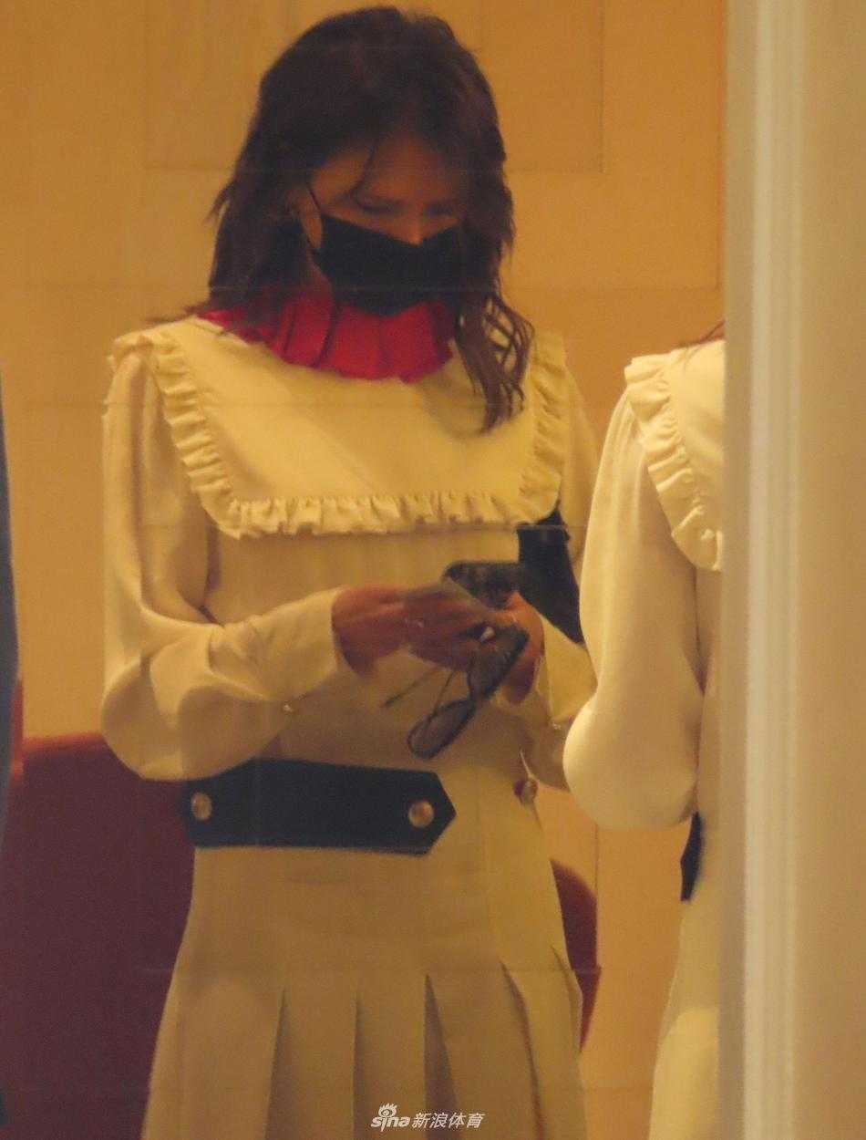 最后一张全景图中，维多利亚走在纽约的人行道上，从着装到姿态，都散发着一种不容置疑的自信，仿佛整座城市都是她的秀场，宣告着属于维多利亚·贝克汉姆的时尚时刻仍在继续。