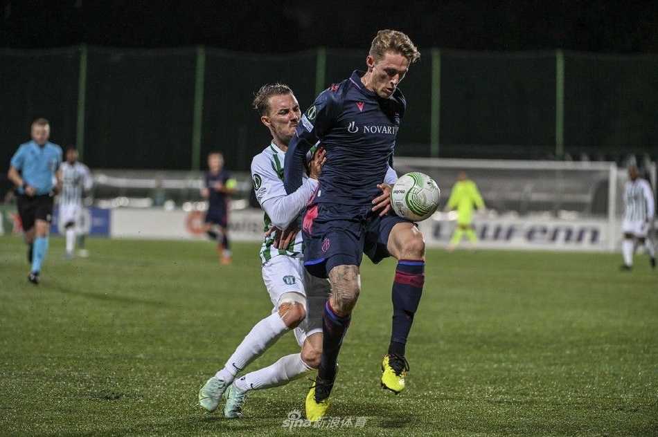 巴塞尔前锋安迪·泽齐利在进球瞬间奋力摆脱防守，在小禁区边缘完成一脚精准的左脚推射，皮球应声入网。