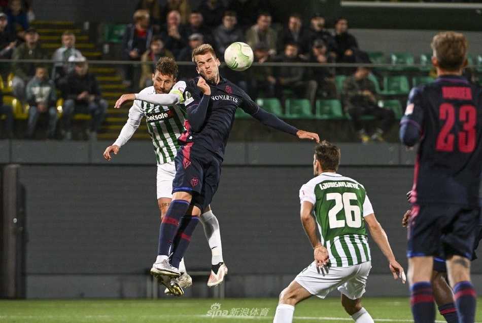 扎尔吉里斯中场球员尼古拉斯·戈罗波索夫在比赛中带球突破，面对巴塞尔队员的贴身紧防，奋力护住球权。