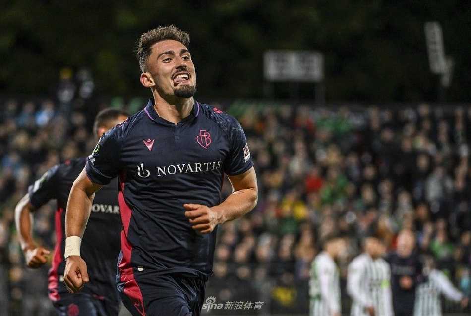 扎尔吉里斯球员开场前围聚在一起，神情肃穆地互相鼓劲，眼神中闪烁着对胜利的渴望。