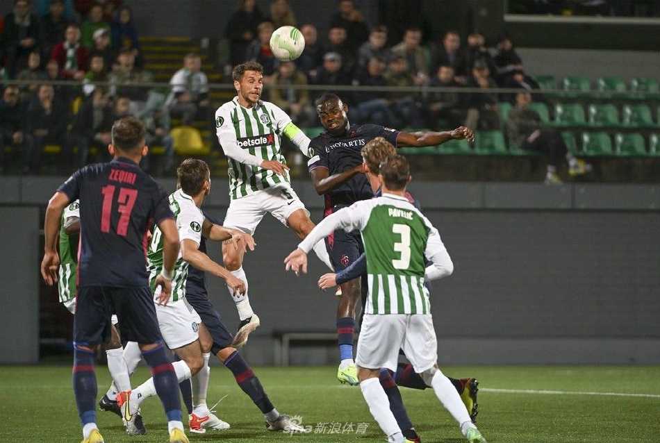 巴塞尔球员在进球后激动地奔向角旗区庆祝，而背景里扎尔吉里斯的门将埃德维纳斯·格特莫纳斯则懊恼地跪在草皮上。