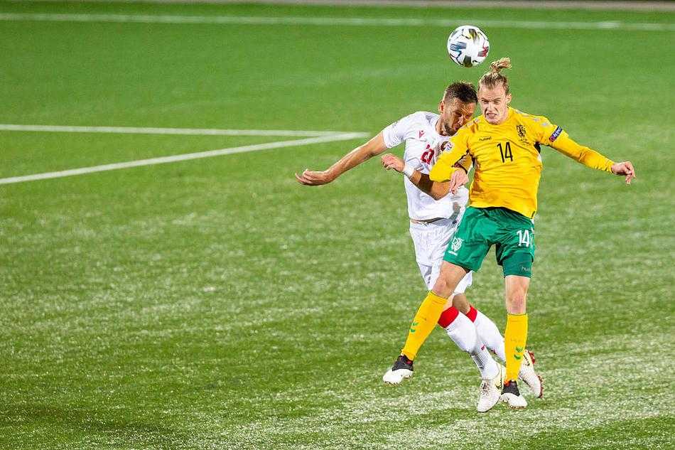 立陶宛前锋诺维科瓦斯在维尔纽斯雨战中轰出世界波，皮球如出膛炮弹般直挂死角，他转身振臂怒吼，队友纷纷上前庆祝这粒梦幻开局。