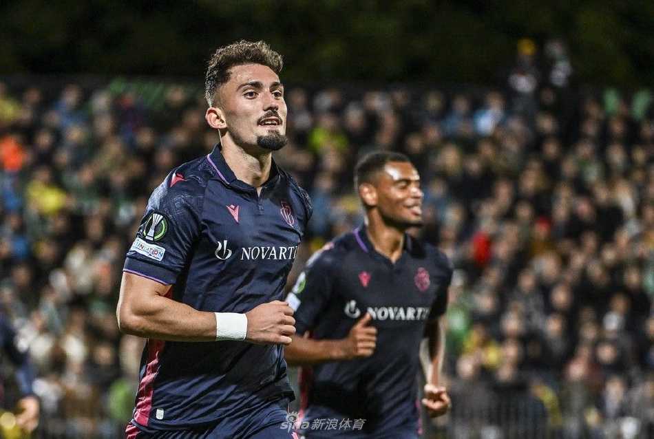 比赛结束后，巴塞尔队员面带笑容走向客场球迷看台致谢，而一些扎尔吉里斯球员则难掩失望，低头缓缓走向球员通道。