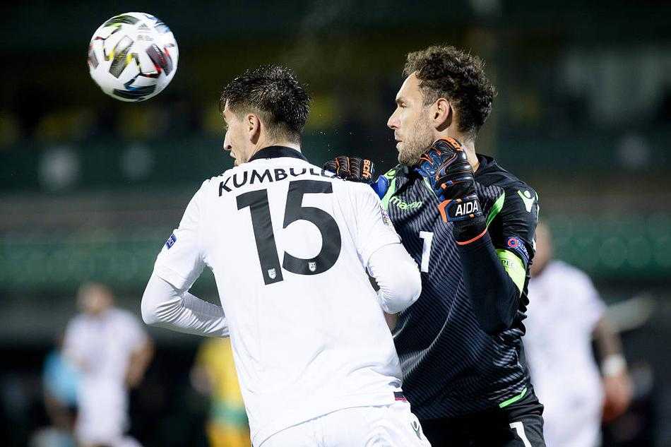 终场哨响，比分定格在0-0，维尔纽斯球场灯火通明，两队的号码在夜色中模糊不清，唯有那片被雨水和汗水浸透的绿茵场，见证了这场平局的坚韧与遗憾。