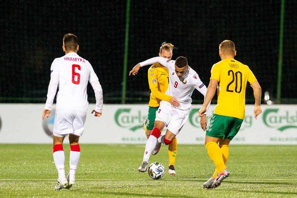 比赛结束后，立陶宛球员劳克兹米斯双手指天庆祝，他的队友们从四面八方涌来将他团团围住，背后是维尔纽斯LFF体育场亮着的灯火和渐渐散去的球迷。