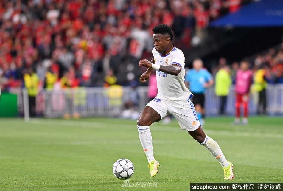 维尼修斯在欧冠决赛中冷静推射破门，打入致胜一球后激动庆祝的瞬间