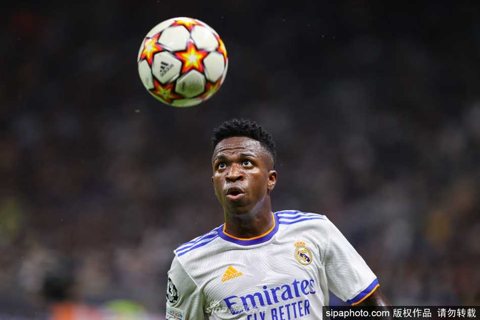 維尼修斯在基輔奧林匹克球場破門後振臂歡呼，身後的客隊球迷區陷入沸騰，他的眼中燃燒著屬於伯納烏的鬥志